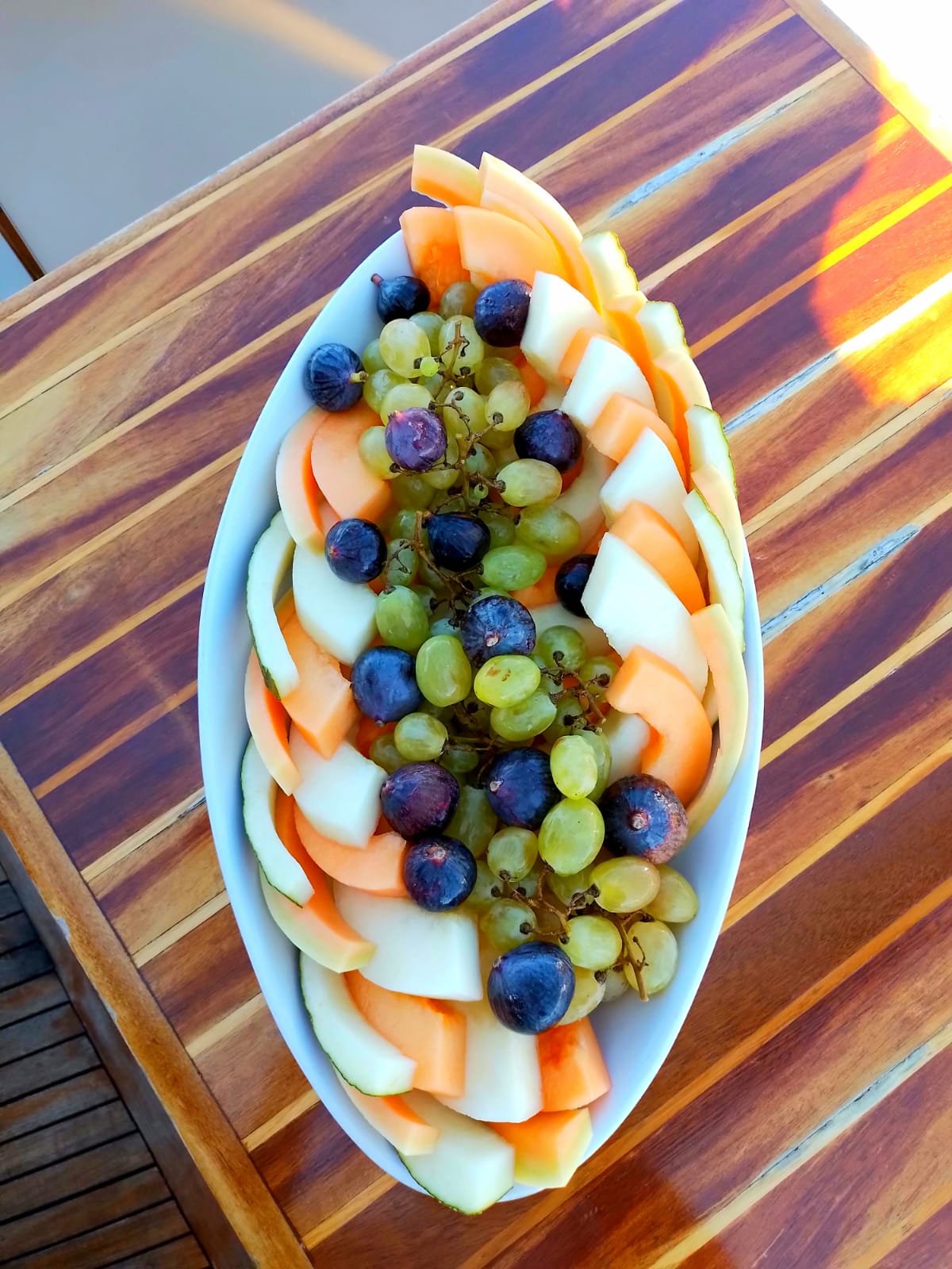 Piatto di frutta fresca servito a bordo