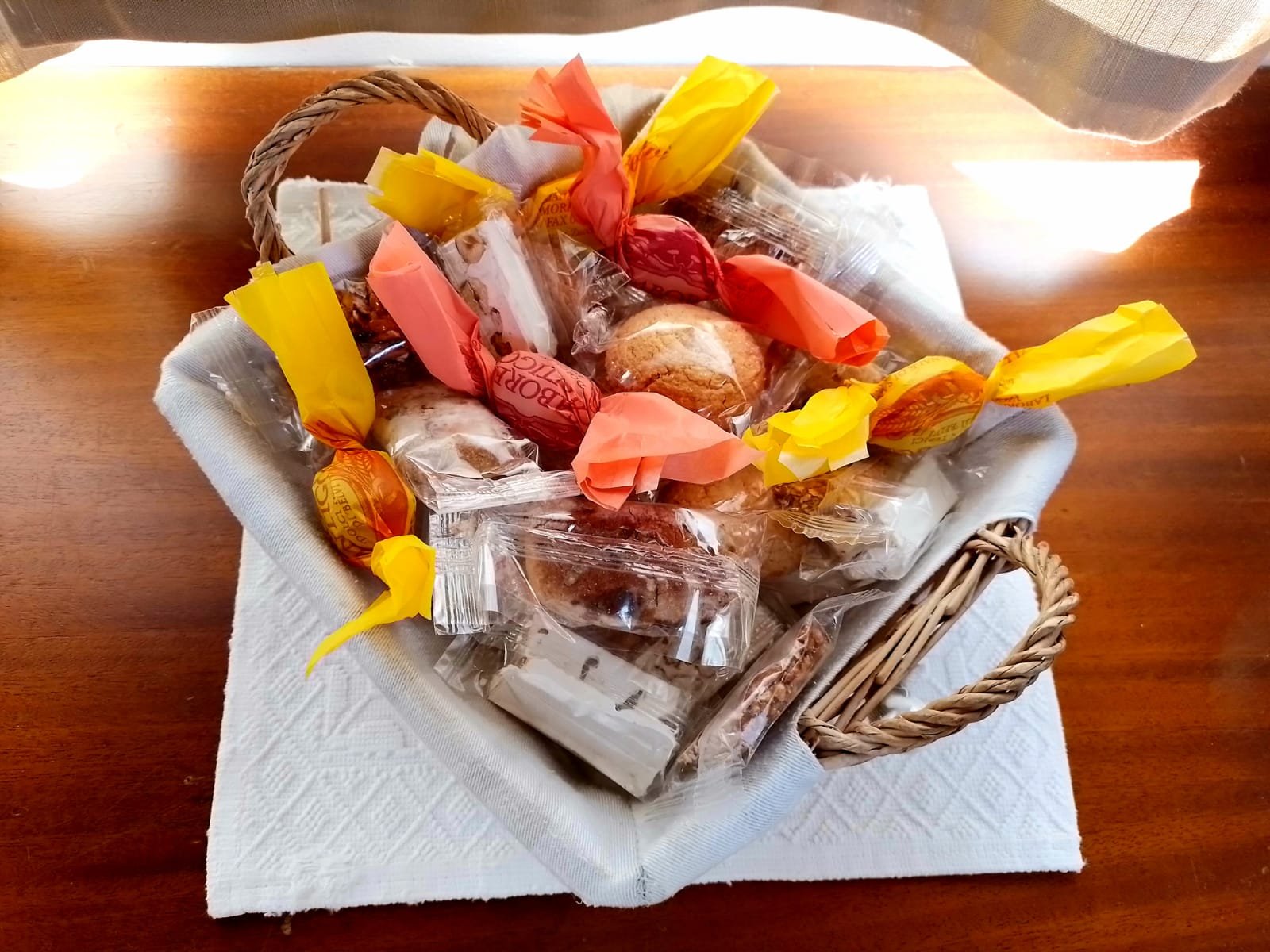 Cestino di dolci della tradizione sarda